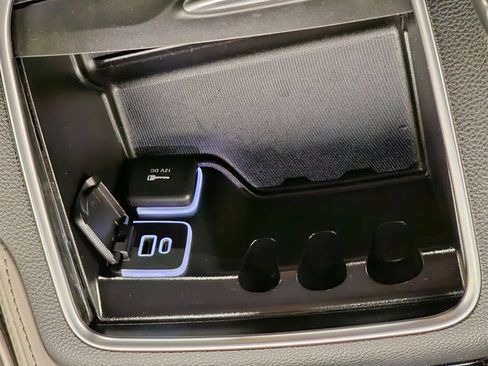 Used 2022 Chrysler Pacifica Limited AWD/4WD image 12