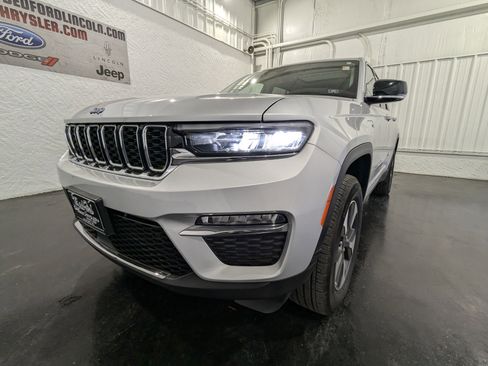Used 2023 Jeep Grand Cherokee 4WD 4xe image 3