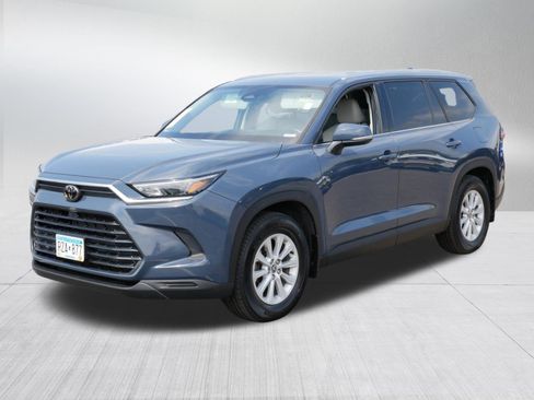 Used 2024 Toyota Grand Highlander AWD image 3