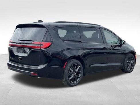 New 2026 Chrysler Pacifica Select image 7