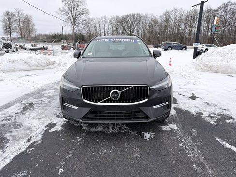 Used 2022 Volvo XC60 B5 Momentum w/ Climate Package image 4