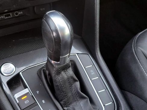 Used 2019 Volkswagen Tiguan SE w/ Panoramic Sunroof Package image 16