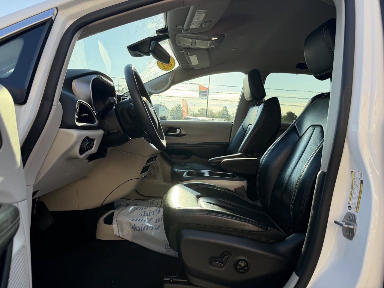Used 2022 Chrysler Pacifica Touring-L FWD image 14