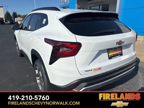 New 2025 Chevrolet Trax LT w/ Sunroof Package image 5