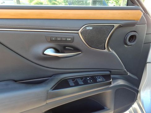 Used 2019 Lexus ES 350 Ultra Luxury w/ Accessory Package 2 FWD image 10