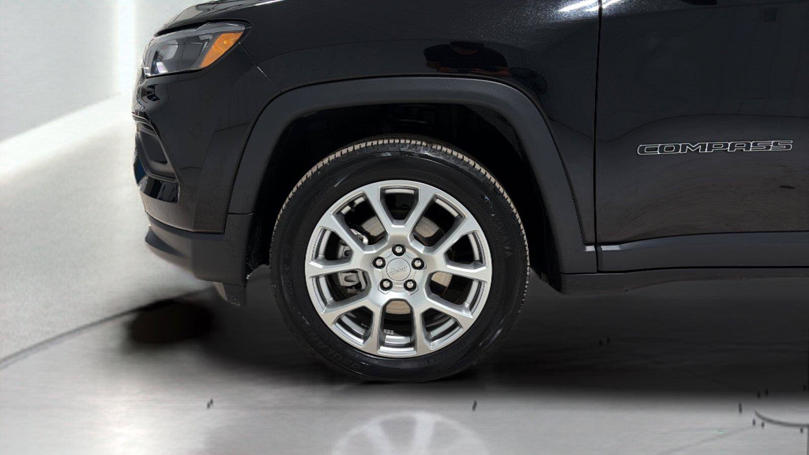 Used 2022 Jeep Compass Latitude w/ Sun and Sound Group AWD/4WD image 23