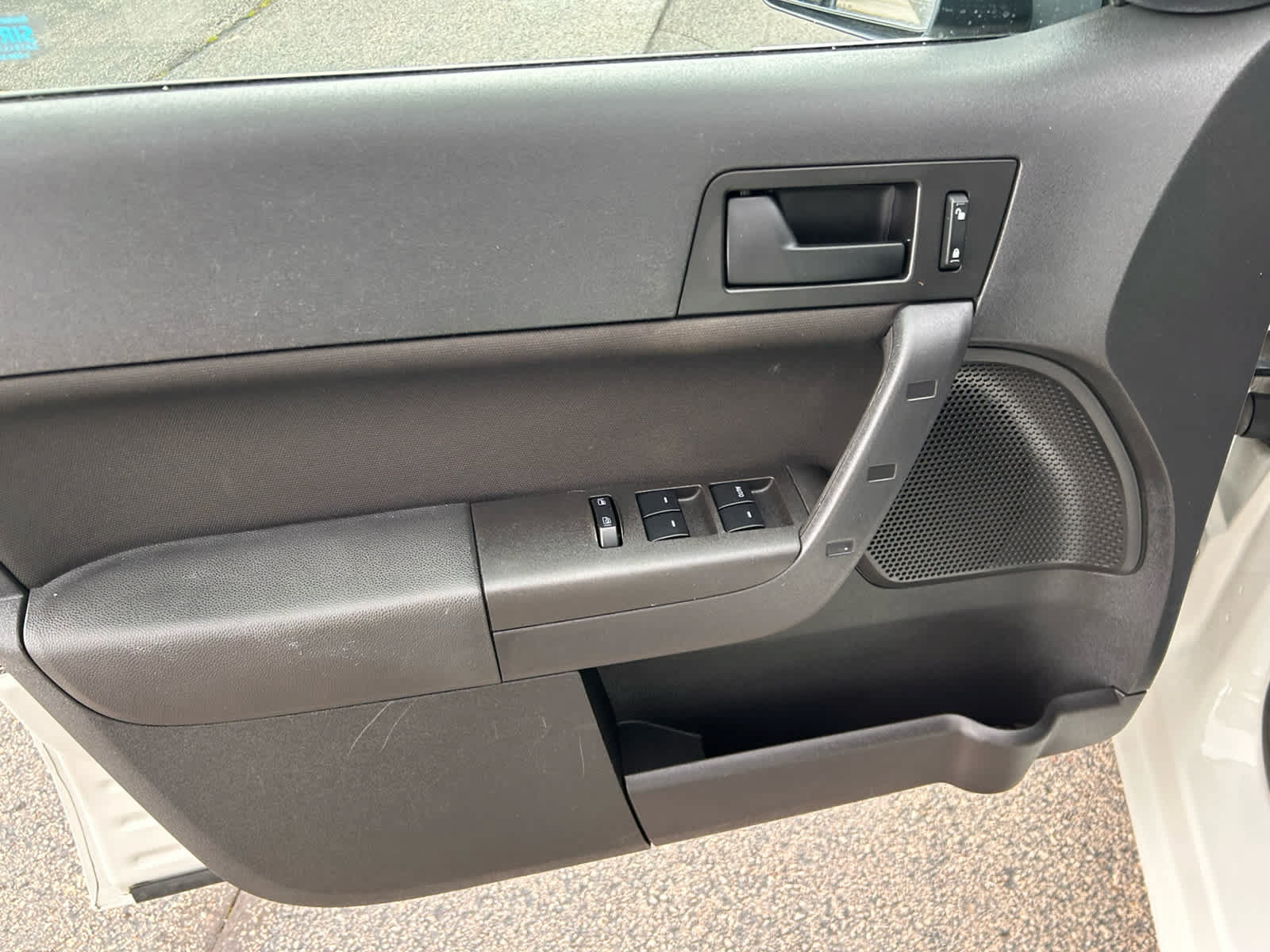 Used 2010 Ford Focus SE FWD image 10