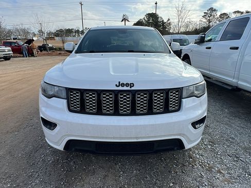 Used 2017 Jeep Grand Cherokee Altitude image 3