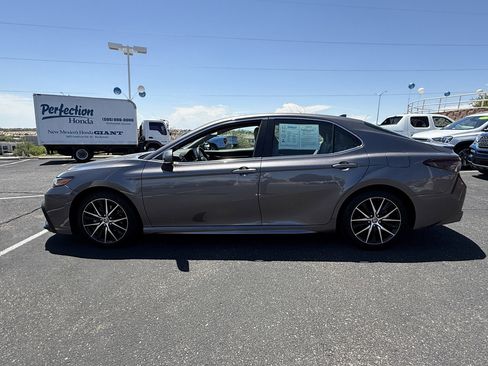 Used 2022 Toyota Camry SE image 8