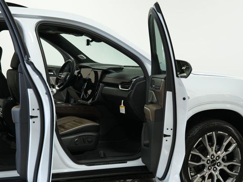 New 2026 GMC Acadia Denali Ultimate w/ LPO, Floor Liner Package AWD/4WD image 10