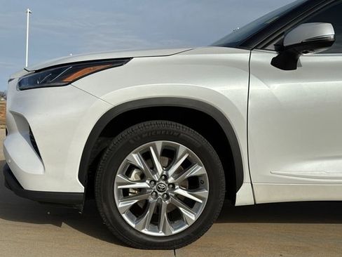 Used 2022 Toyota Highlander Limited FWD image 5