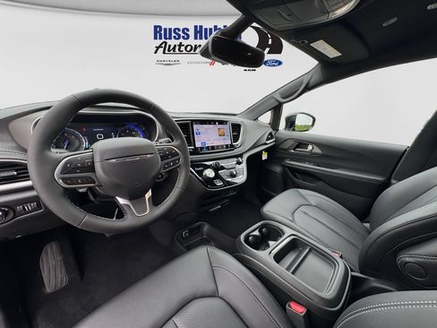New 2027 Chrysler Pacifica Select w/ Family Tech Group FWD image 20