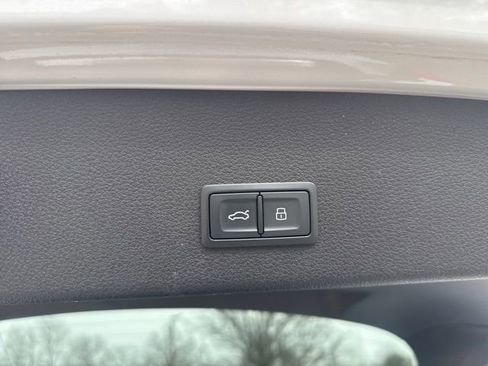 Used 2023 Audi e-tron Premium Plus w/ Premium Plus Package image 37