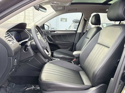 Used 2023 Volkswagen Tiguan SE w/ Panoramic Sunroof Package FWD image 10
