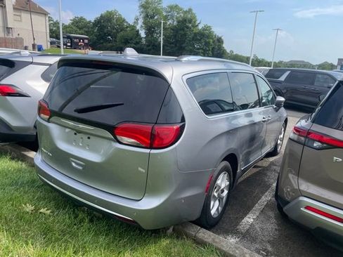 Used 2020 Chrysler Pacifica Touring-L w/ Tire & Wheel Group FWD image 4