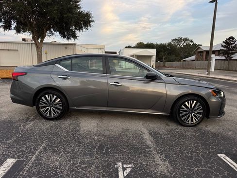 Used 2024 Nissan Altima 2.5 SV image 10