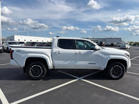 Used 2025 Toyota Tacoma TRD Sport AWD/4WD image 8