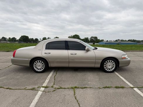 Used 2003 Lincoln Town Car Signature RWD image 4