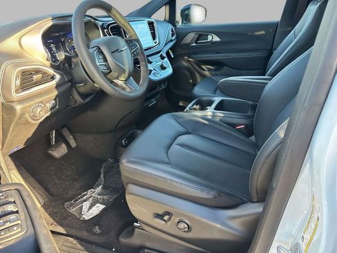 New 2026 Chrysler Pacifica Select image 4