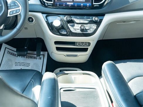 Used 2023 Chrysler Pacifica Touring-L FWD image 30