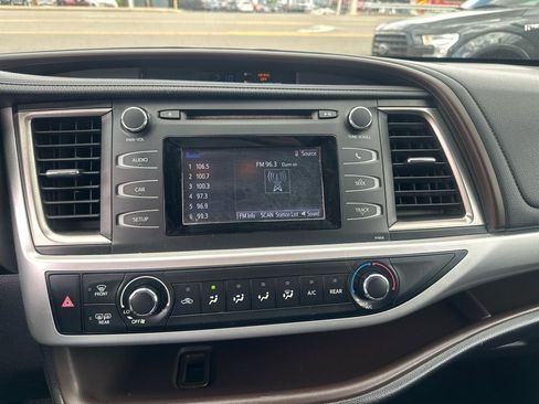 Used 2019 Toyota Highlander LE AWD/4WD image 9