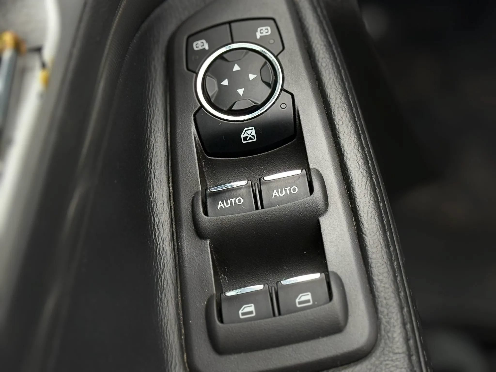 Used 2015 Ford Explorer XLT w/ Equipment Group 202B FWD image 27