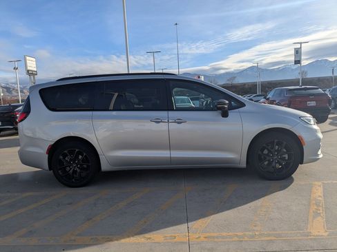 Used 2023 Chrysler Pacifica Limited w/ Uconnect Theater Family Group image 7