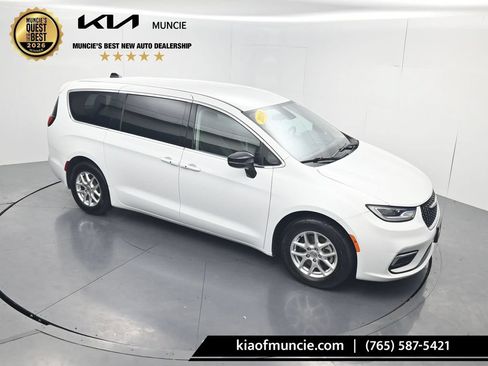 Used 2024 Chrysler Pacifica Touring-L FWD image 42