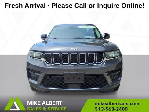 Used 2023 Jeep Grand Cherokee Laredo AWD/4WD image 2