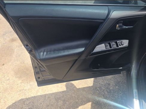 Used 2016 Toyota RAV4 SE image 31