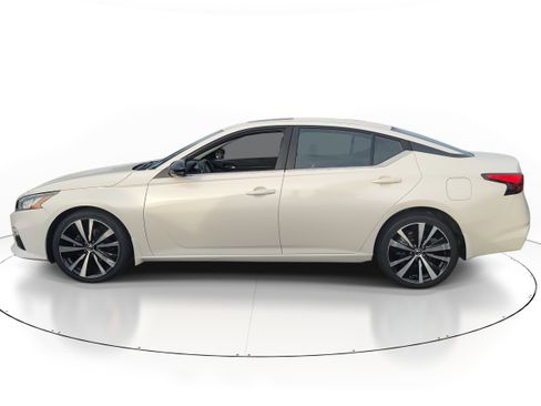 Used 2020 Nissan Altima 2.5 SR w/ Premium Package image 3
