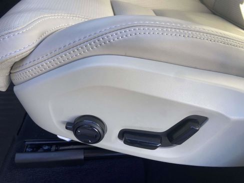 Certified 2023 Volvo XC60 B5 Ultimate w/ Climate Package image 19