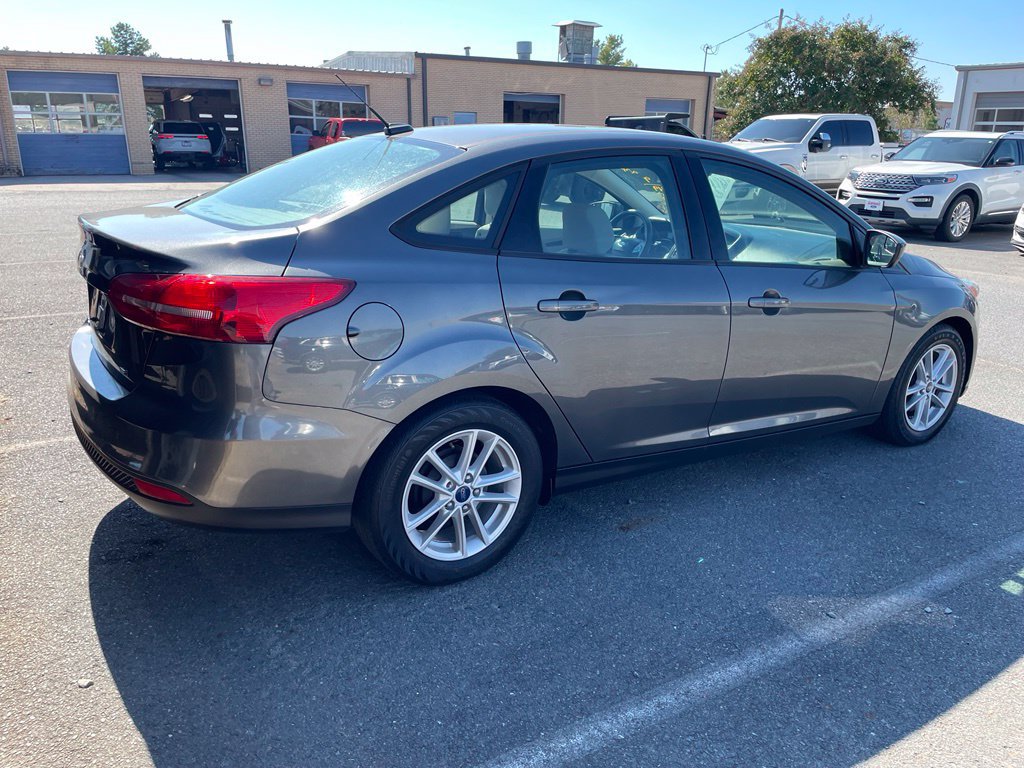 Used 2018 Ford Focus SE FWD image 4