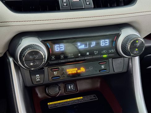 Used 2019 Toyota RAV4 Limited AWD/4WD image 18