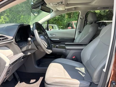 Used 2023 Toyota Sienna XLE FWD image 14