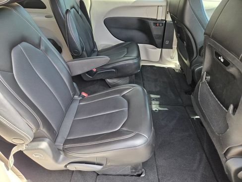 Used 2023 Chrysler Pacifica Touring-L FWD image 18