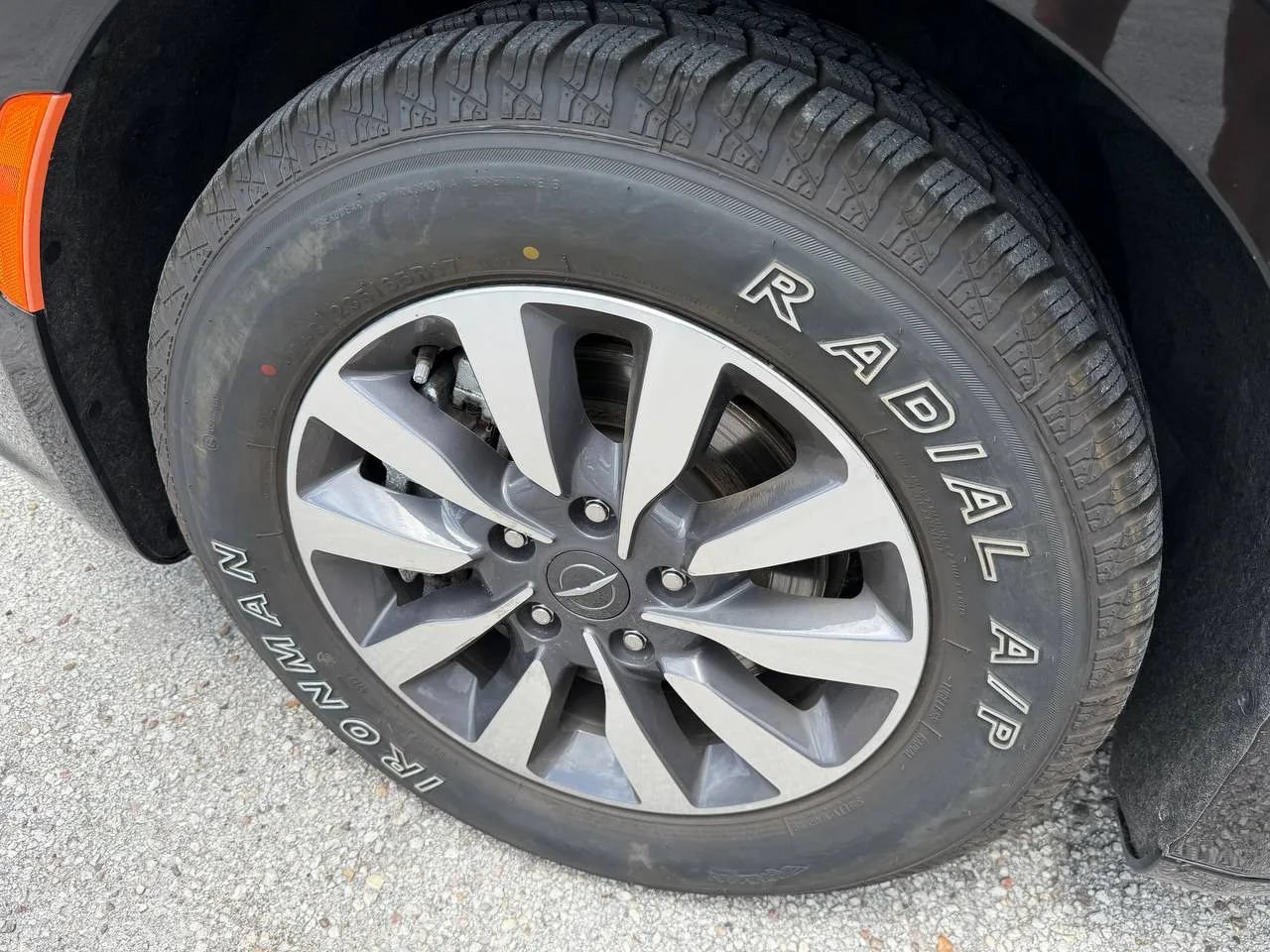 Used 2024 Chrysler Pacifica Limited FWD image 7