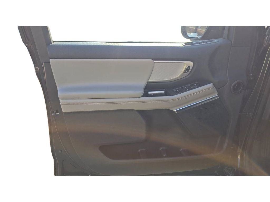 Used 2025 Ford Expedition Active AWD/4WD image 9