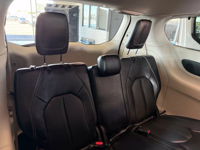 Used 2022 Chrysler Pacifica Touring-L w/ Uconnect Theater Family Group FWD image 25