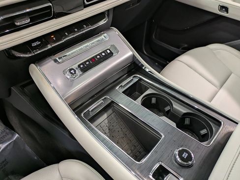 Used 2025 Lincoln Aviator Premiere image 13