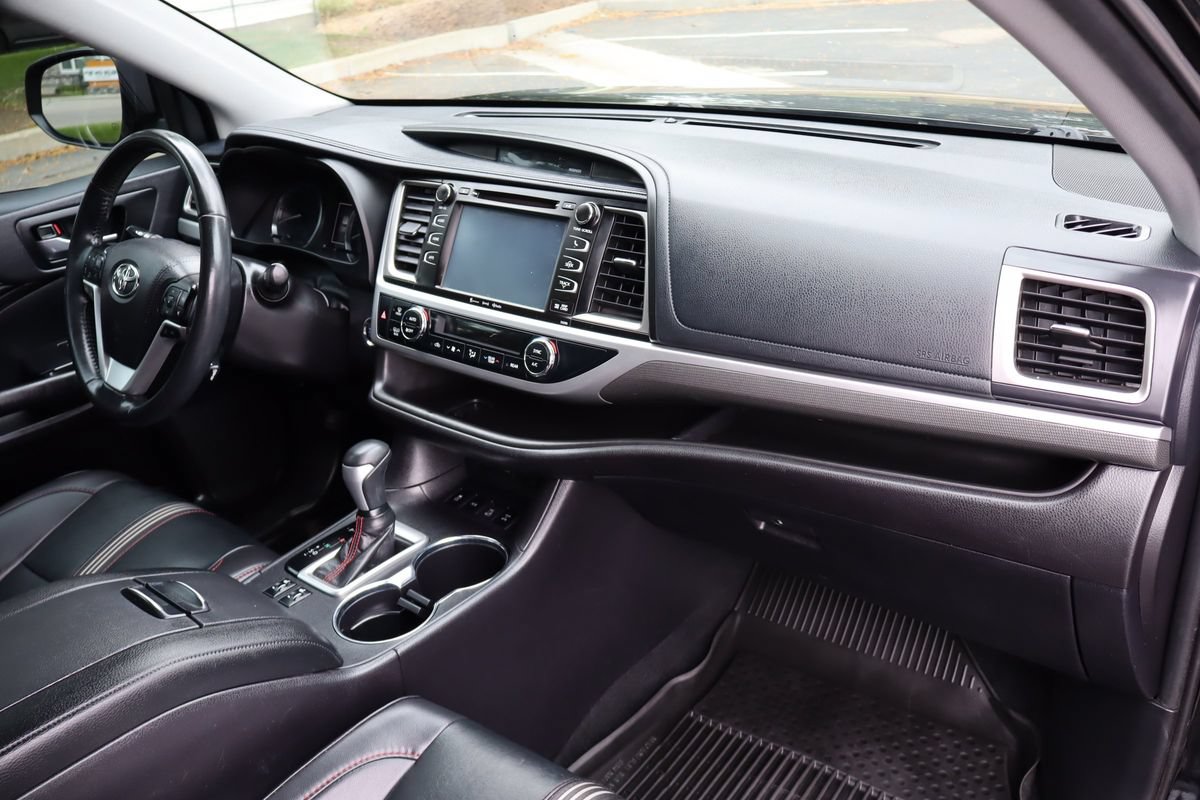 Used 2019 Toyota Highlander SE AWD/4WD image 16