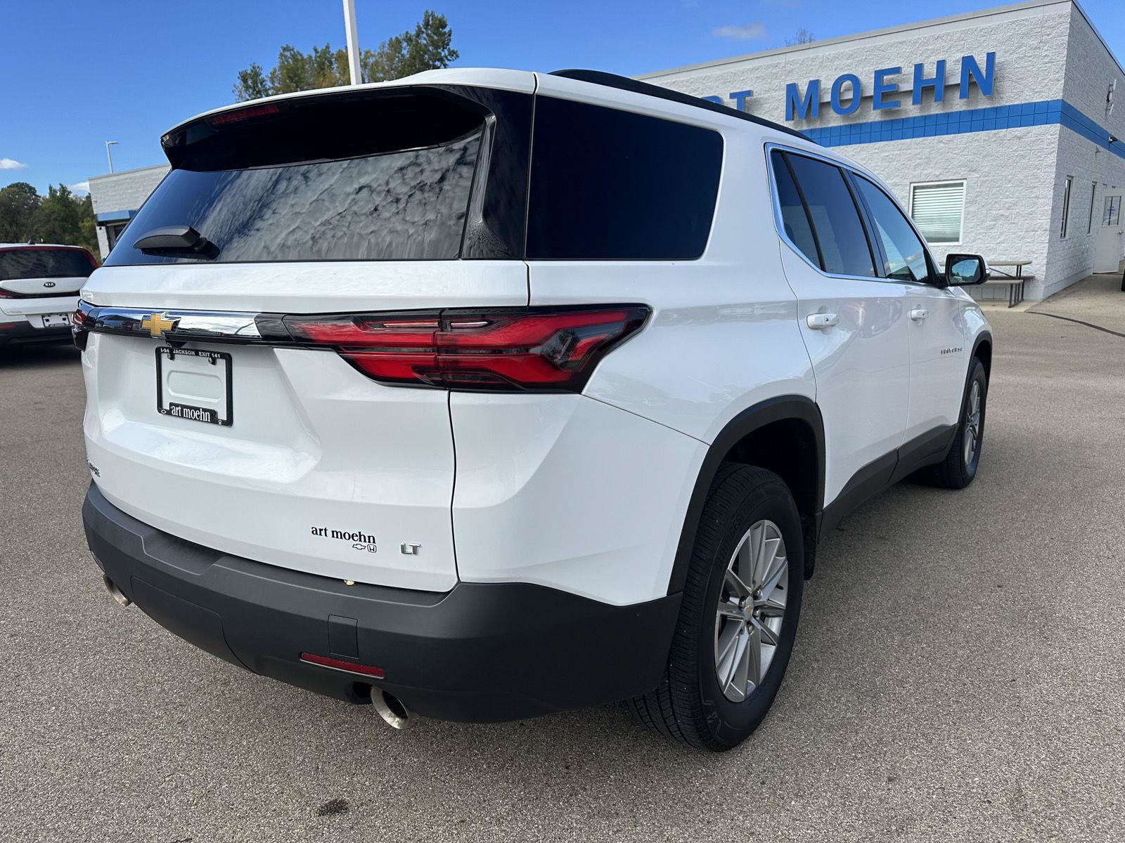 Used 2023 Chevrolet Traverse LT FWD image 3