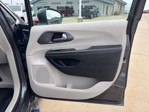 Used 2022 Chrysler Pacifica Touring-L FWD image 24