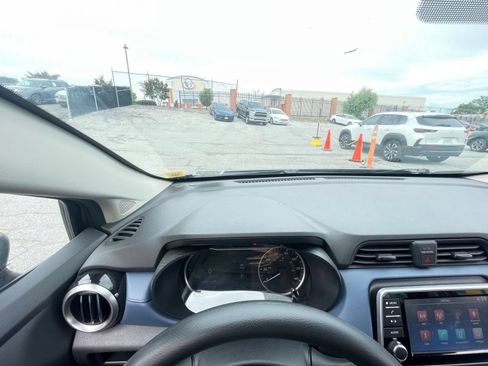 Used 2025 Nissan Versa SV FWD image 29