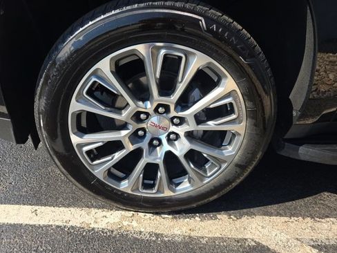 Used 2025 GMC Yukon XL Denali AWD/4WD image 9