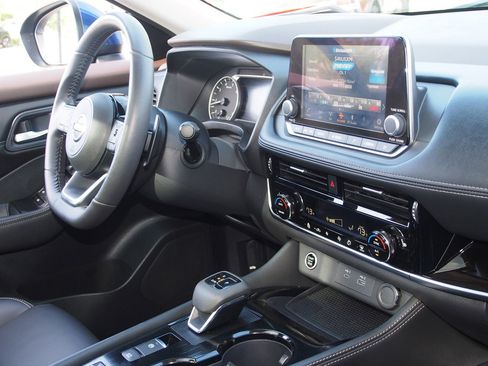 Used 2023 Nissan Rogue SL image 10