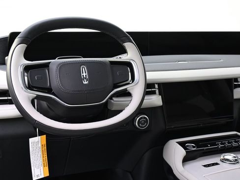 New 2026 Lincoln Navigator Reserve AWD/4WD image 12
