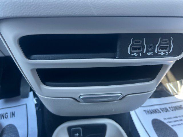 Used 2023 Chrysler Pacifica Touring-L FWD image 18