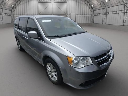 Used 2019 Dodge Grand Caravan SXT FWD image 4