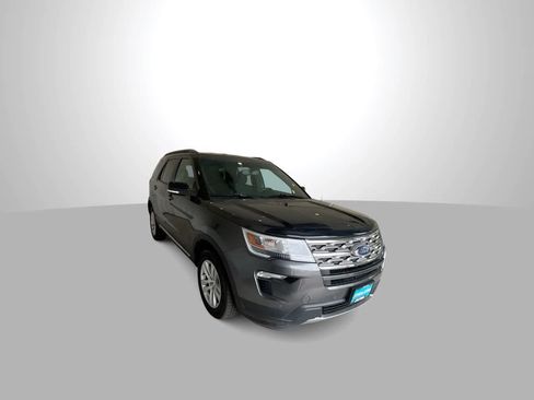 Used 2018 Ford Explorer XLT AWD/4WD image 2